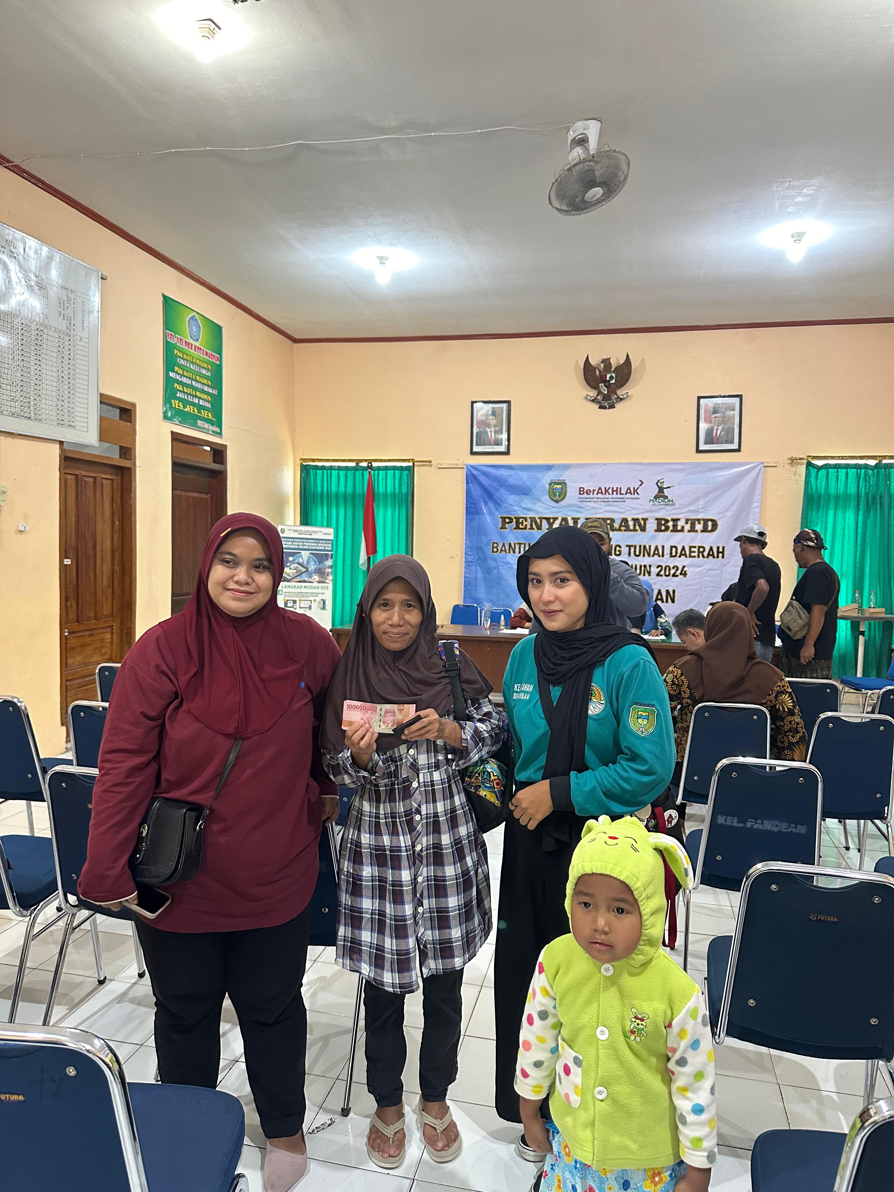 PENYERAHAN BANTUAN BLTD TRIWULAN lll